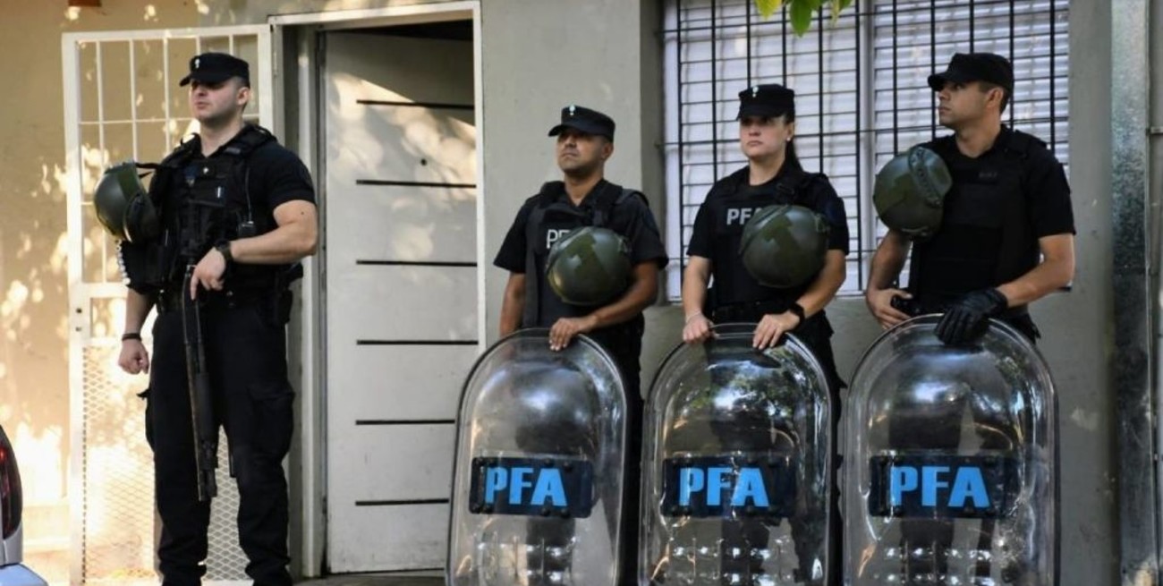 Rosario: allanan viviendas en la zona oeste por una causa vinculada a la venta de drogas