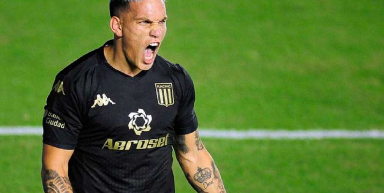 Denunciaron por "Exhibicionismo" a un jugador de Racing y a otro de Estudiantes