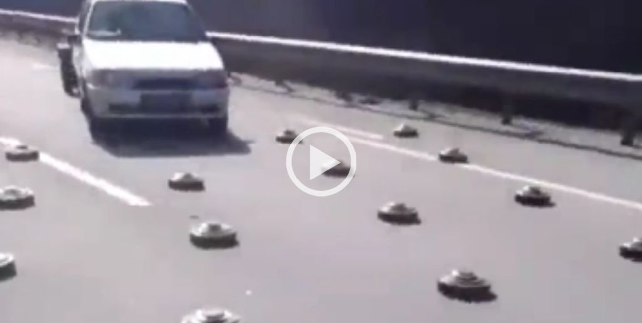 Video: conductores tienen que esquivar minas en plena autopista de Kiev