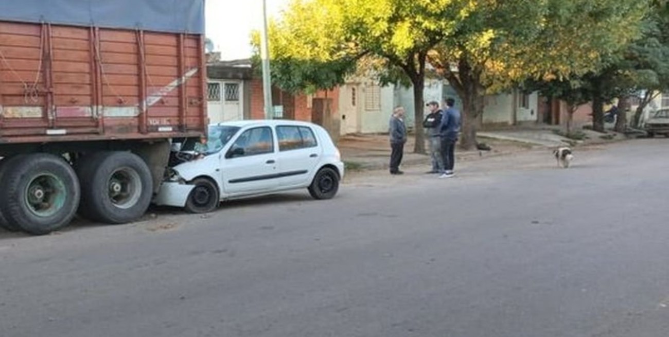 La Pampa: por esquivar un perro, terminó abajo de un acoplado