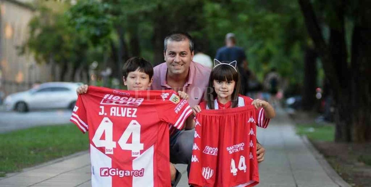 Los niños que se llevaron el trofeo que todos querían: la camiseta del goleador