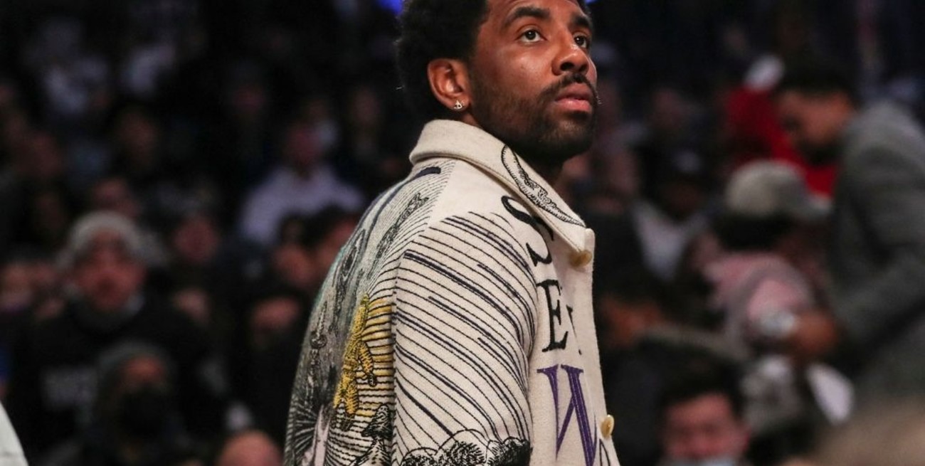 La NBA multó a los Nets por permitir el ingreso al vestuario de Irving, jugador no vacunado 