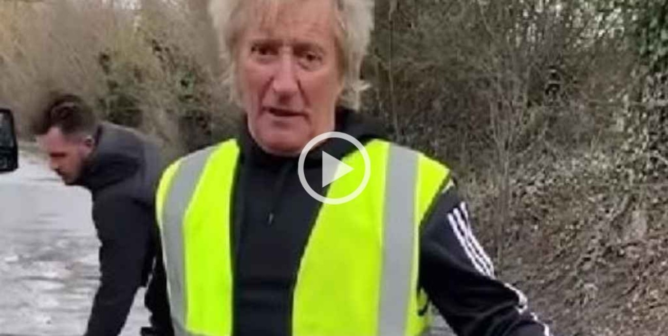 Video: el cantante Rod Stewart arregló él mismo la calle de su casa: "Mi Ferrari no puede pasar por aquí"