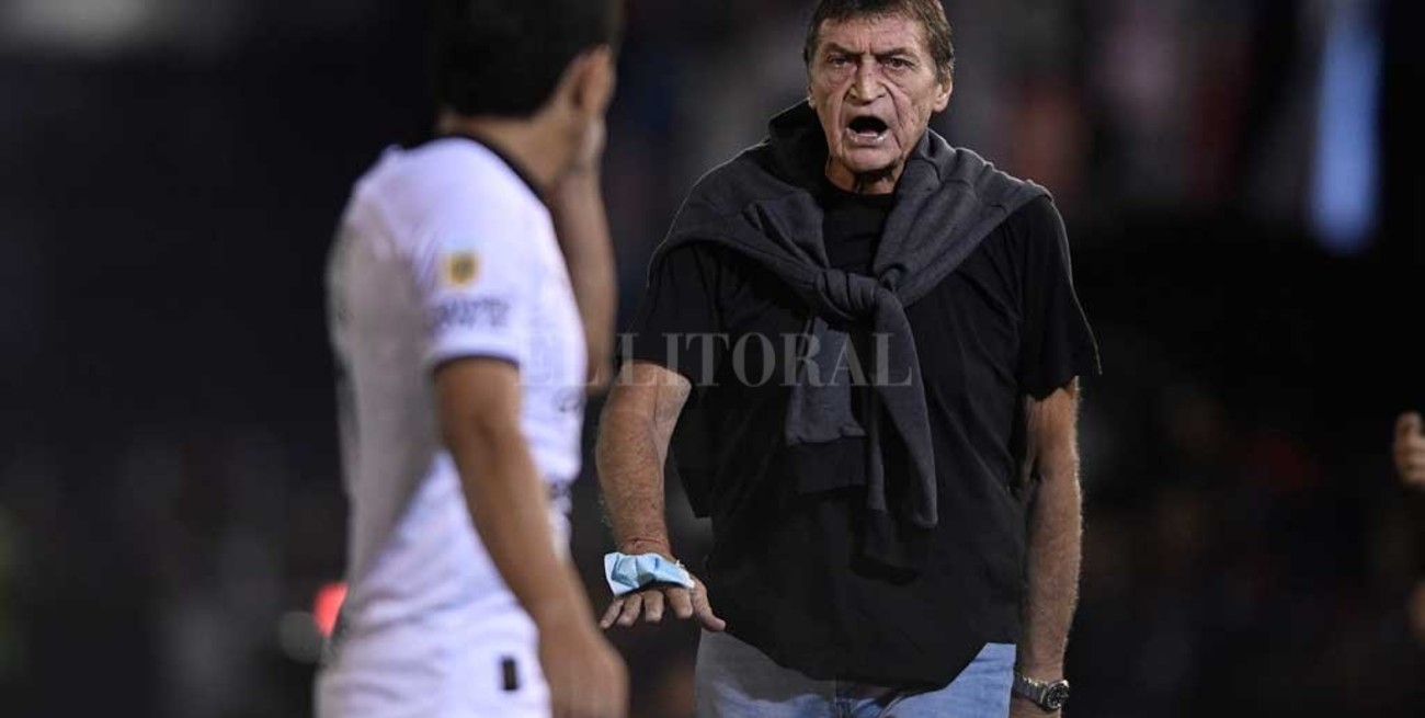 Falcioni se deja la "Barba:  línea de cinco defensores en Colón