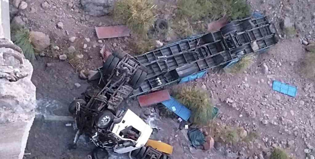 Accidente fatal en Mendoza: murió un camionero al desbarrancar en zona de alta montaña