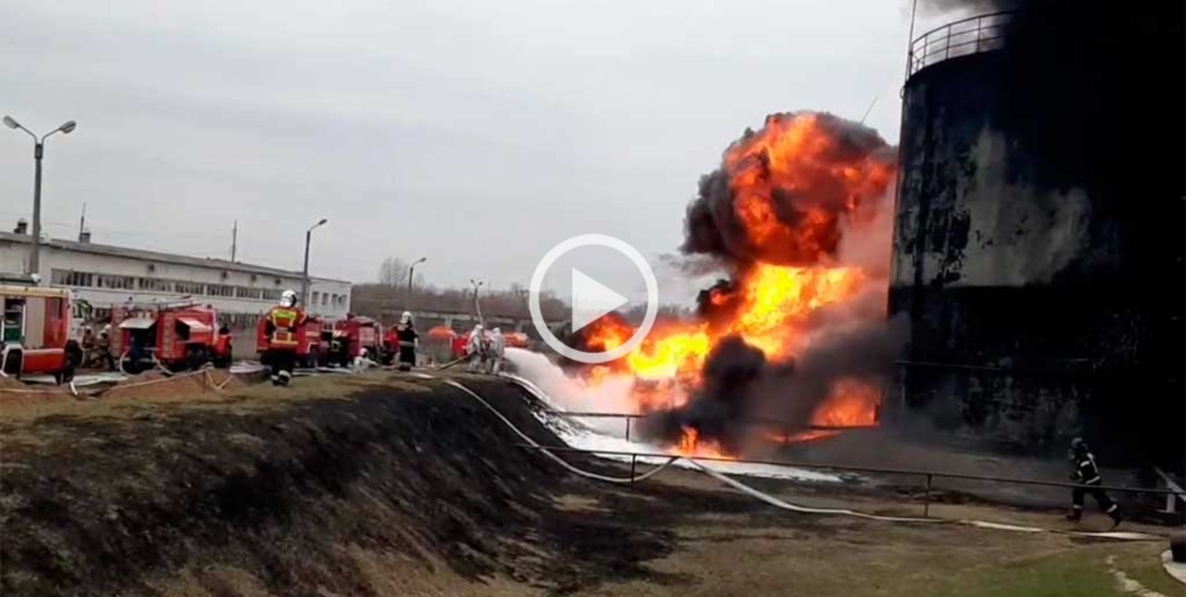 Video: helicópteros ucranianos bombardearon un depósito de combustibles en territorio ruso