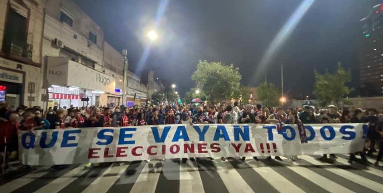 Hinchas de San Lorenzo se manifestaron contra la dirigencia en Boedo