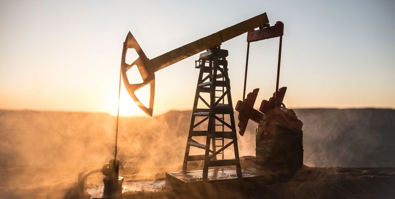 El precio del petróleo sigue en alza y el Brent rozó los 120 dólares por barril