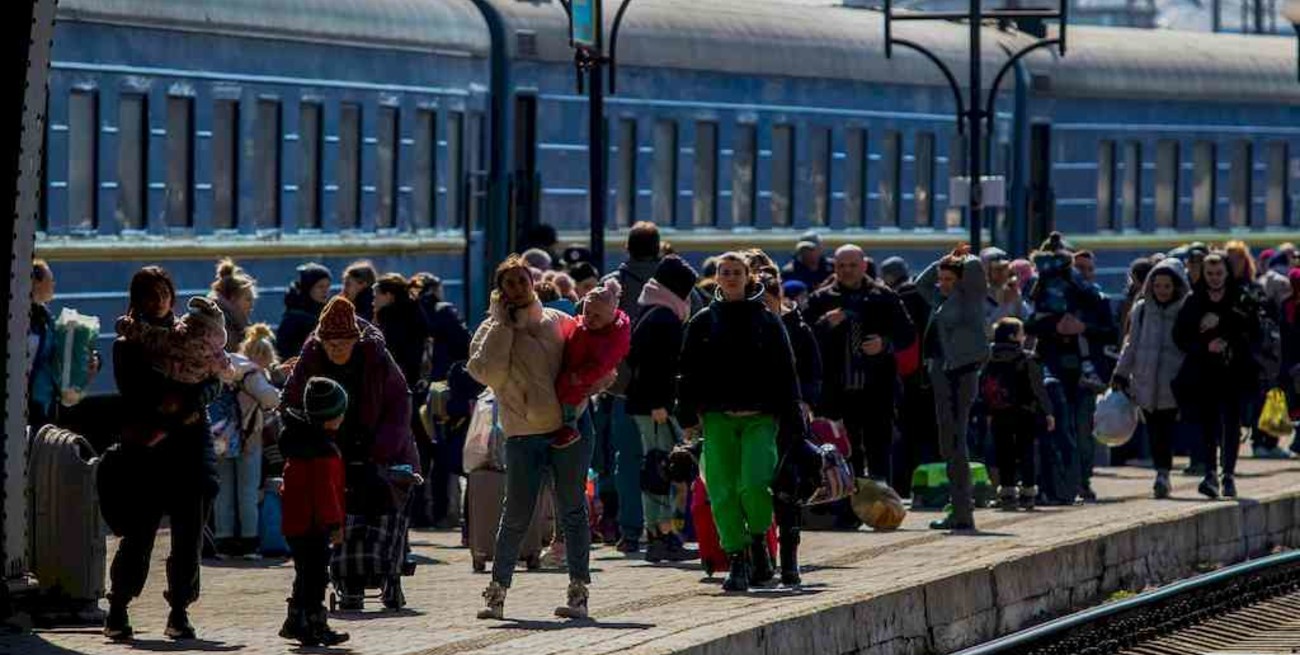 Ucrania: unos 75.000 ciudadanos de Mariupol fueron evacuados por corredores humanitarios