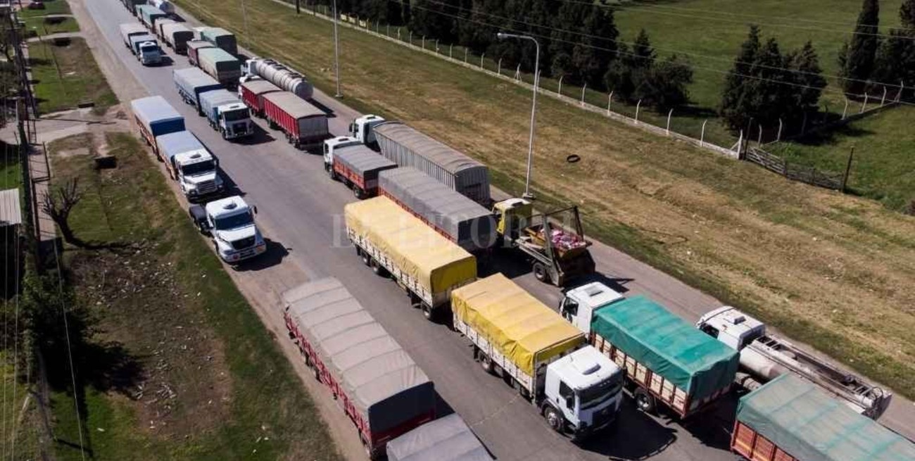 Ni los camiones con gasoil se salvan de la falta de combustible
