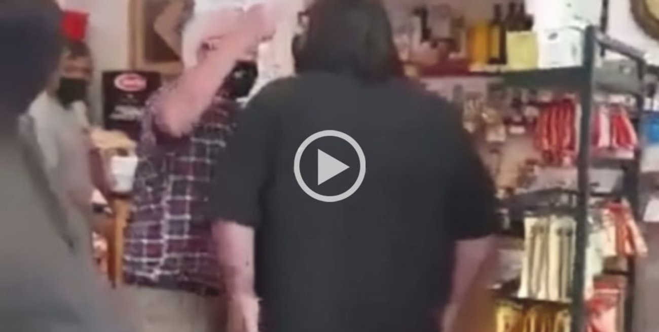Video: Baradel fue echado de un comercio por un vecino e quiso evitar ser filmado