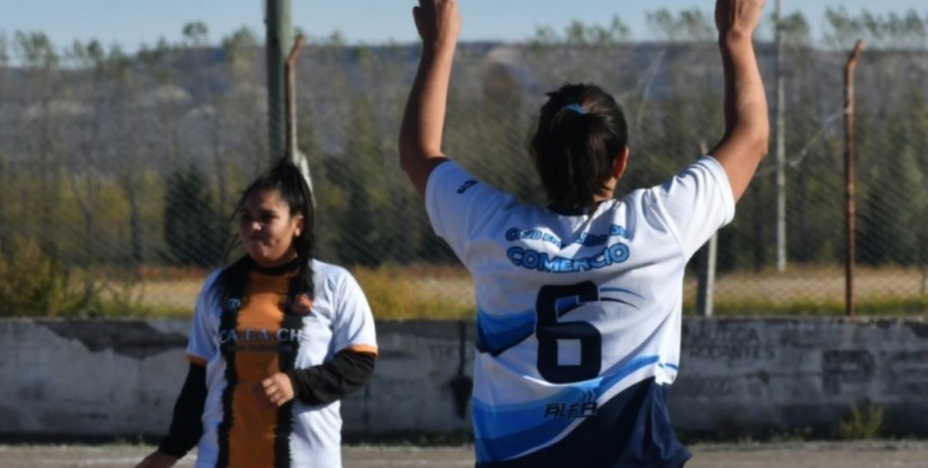 Violencia en el fútbol: una jugadora le pegó una trompada a un árbitro