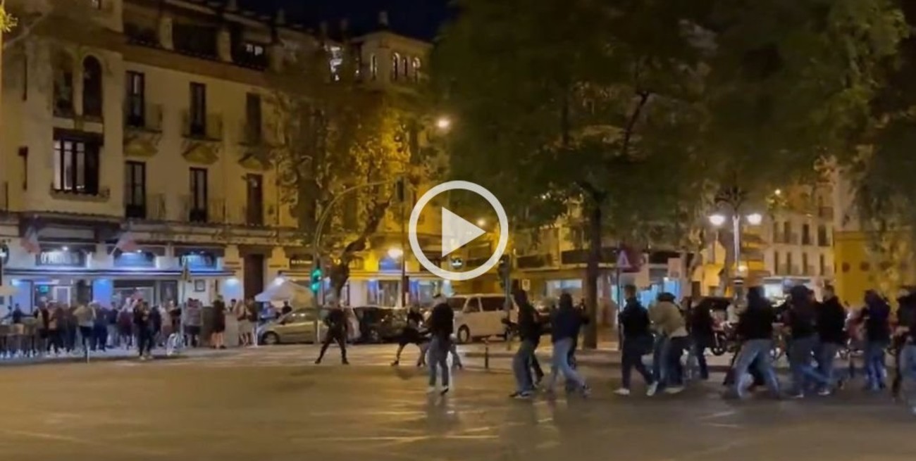 Video: enfrentamiento entre hinchas del West Ham y el Eintracht