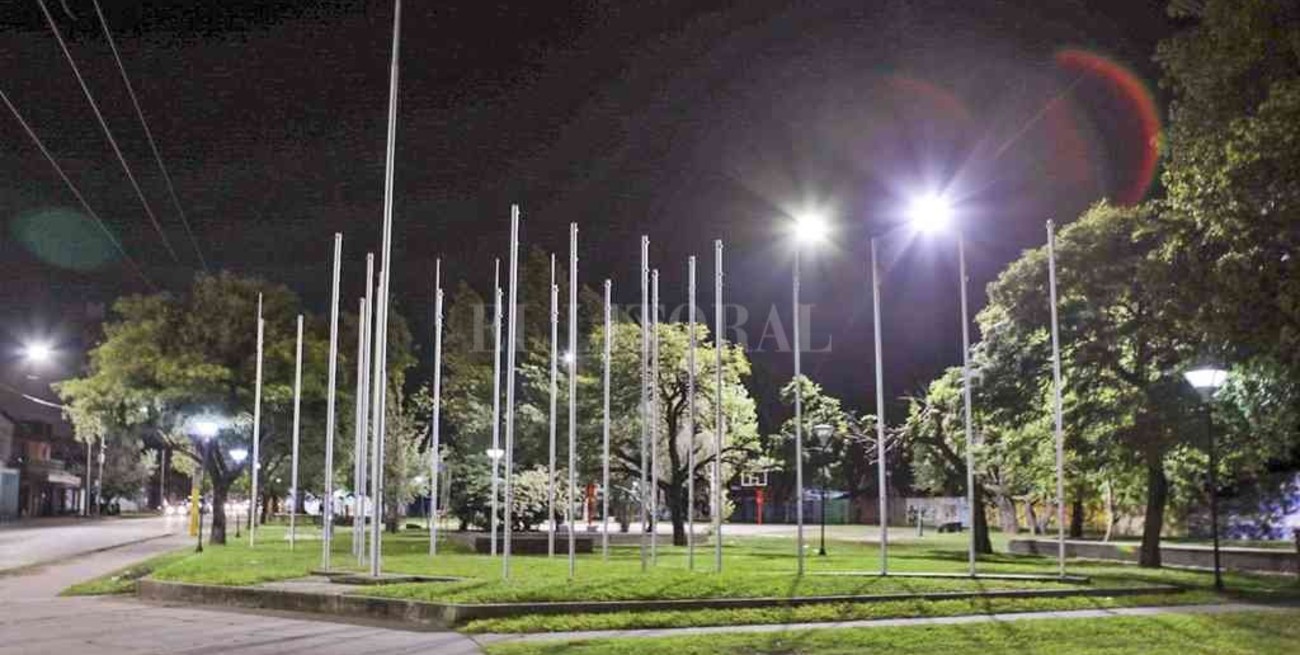 Renovaron la iluminación del en la Plaza de las Américas