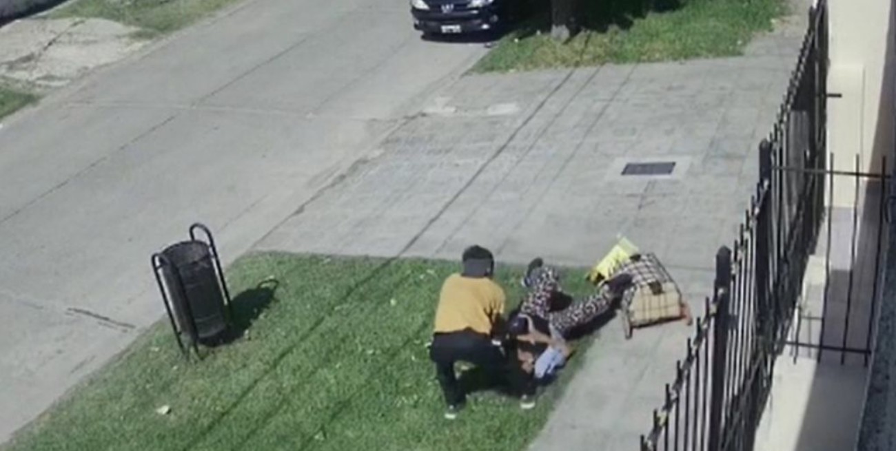 Video: un motochorro forcejeo y arrastró a una mujer para robarle la cartera