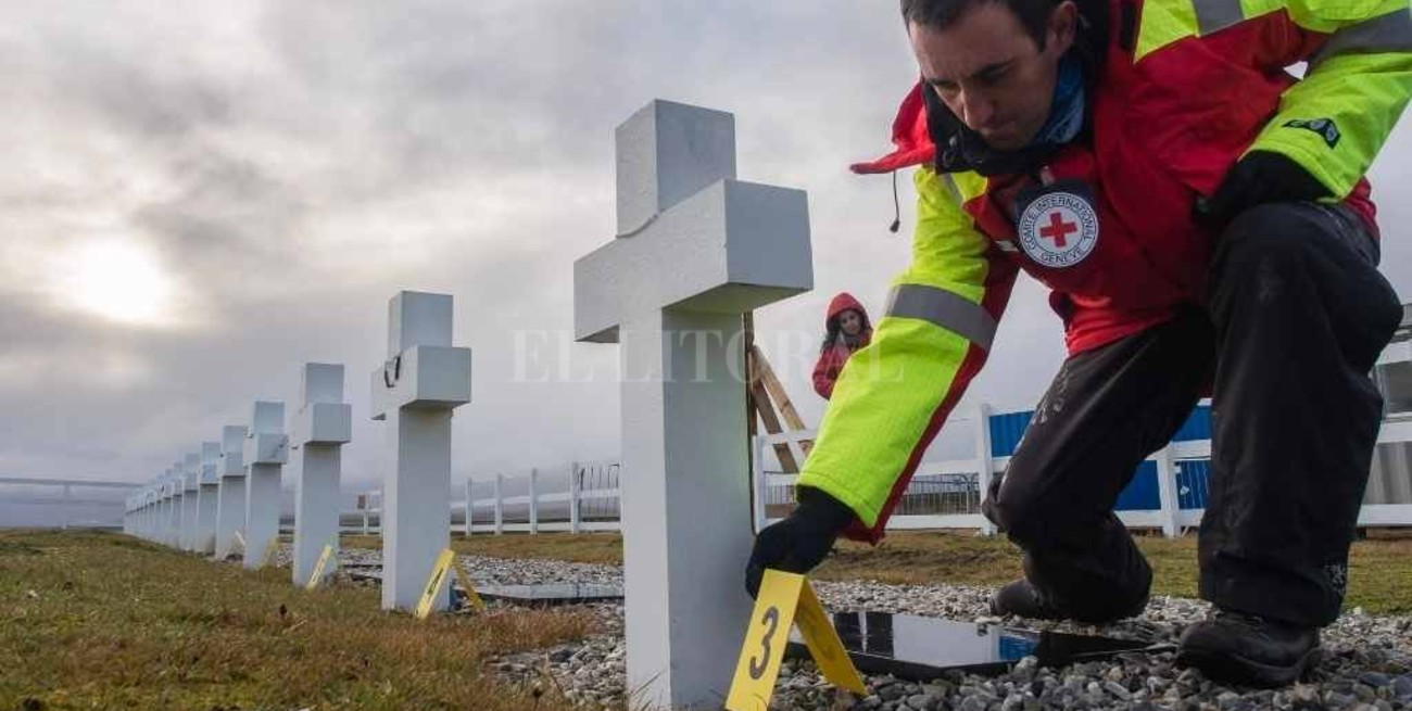 Cómo se hizo la identificación de soldados  argentinos en el cementerio de Darwin