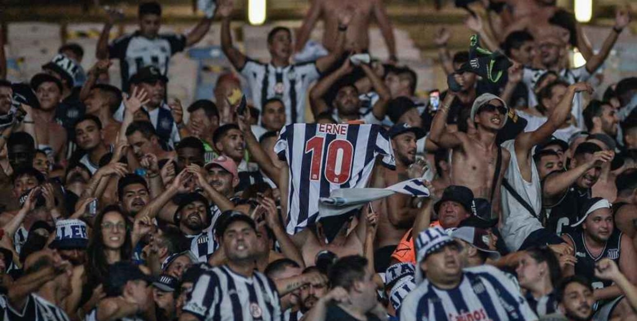 De rodillas al Maracaná: un hincha de Talleres compartió su entrada al mítico estadio