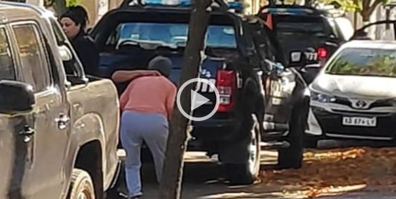 Video: detuvieron a un hombre que se atrincheró con una ametralladora en Rafaela