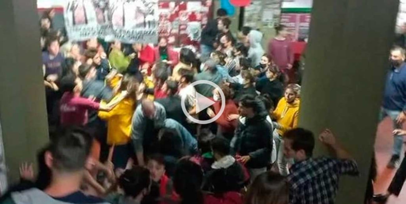 Video: escandalo y peleas en la Facultad de Filosofía de la UBA