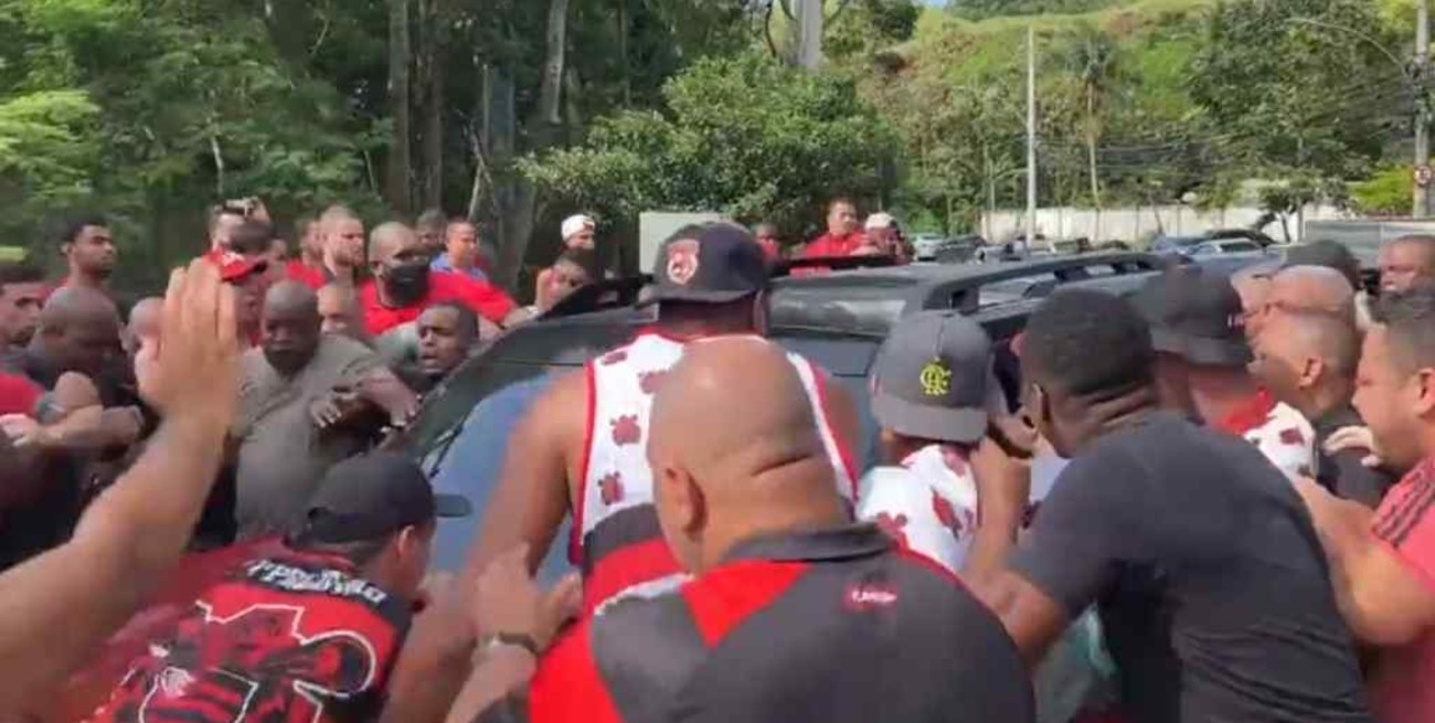 Video: hinchas de Flamengo atacaron a sus jugadores por malos resultados