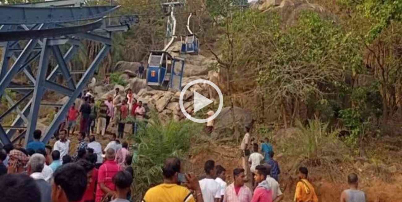 Un choque de teleféricos en India dejó un muerto y unas 40 personas suspendidas en el aire