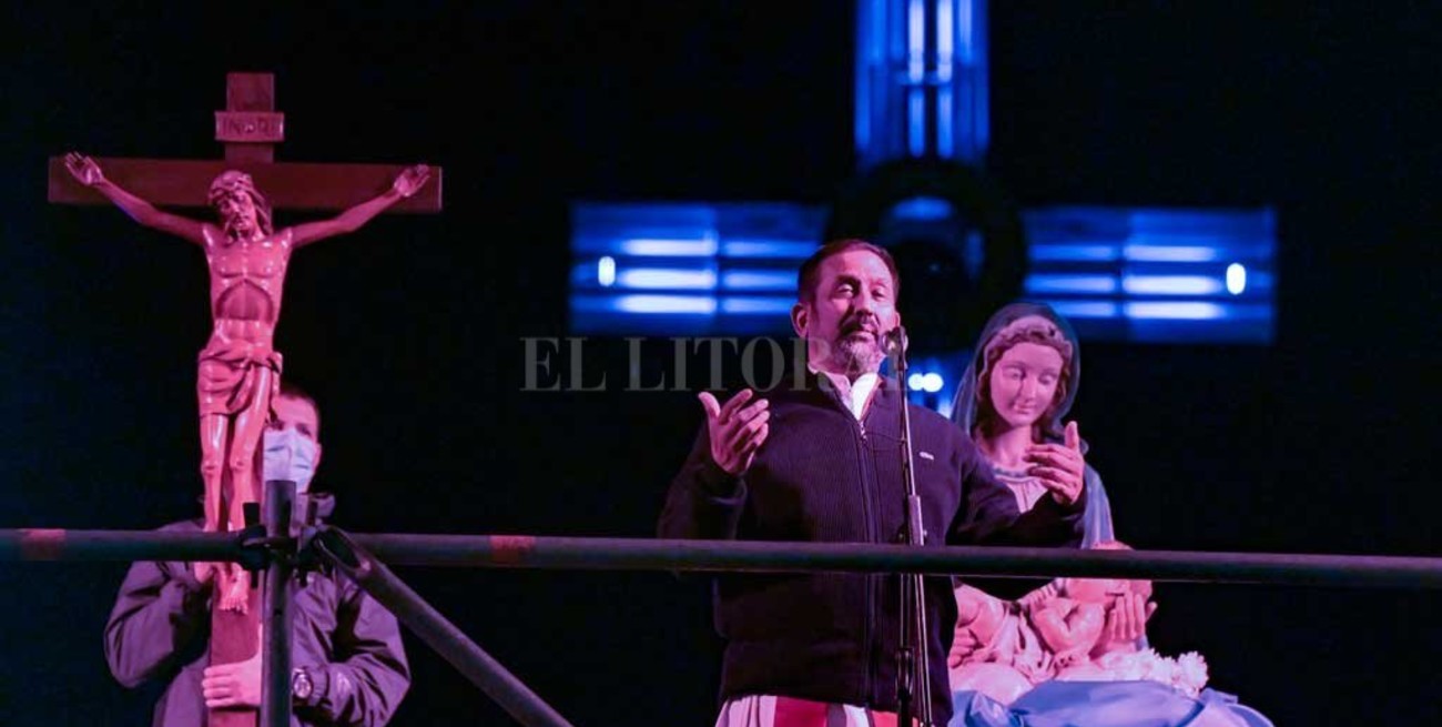 En imágenes: así fue el Vía Crucis en Rosario que terminó con una misa del Padre Ignacio