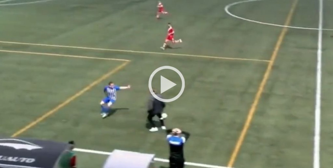 Video: un ayudante se metió a la cancha a frenar el contraataque en un partido de fútbol