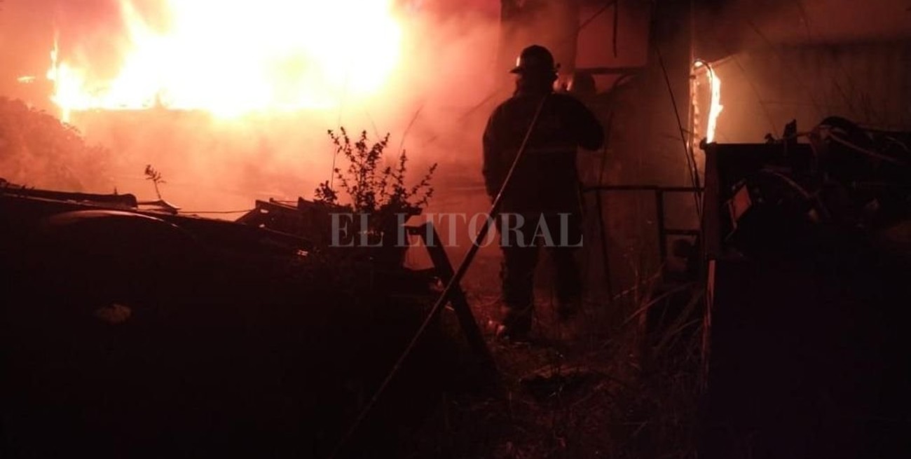 Quemaron cuatro colectivos abandonados en un predio de la ciudad de Santa Fe