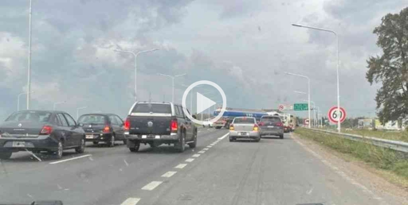 Video: colapso del tránsito en la autopista Rosario-Santa Fe por un corte en la zona de La Rivera