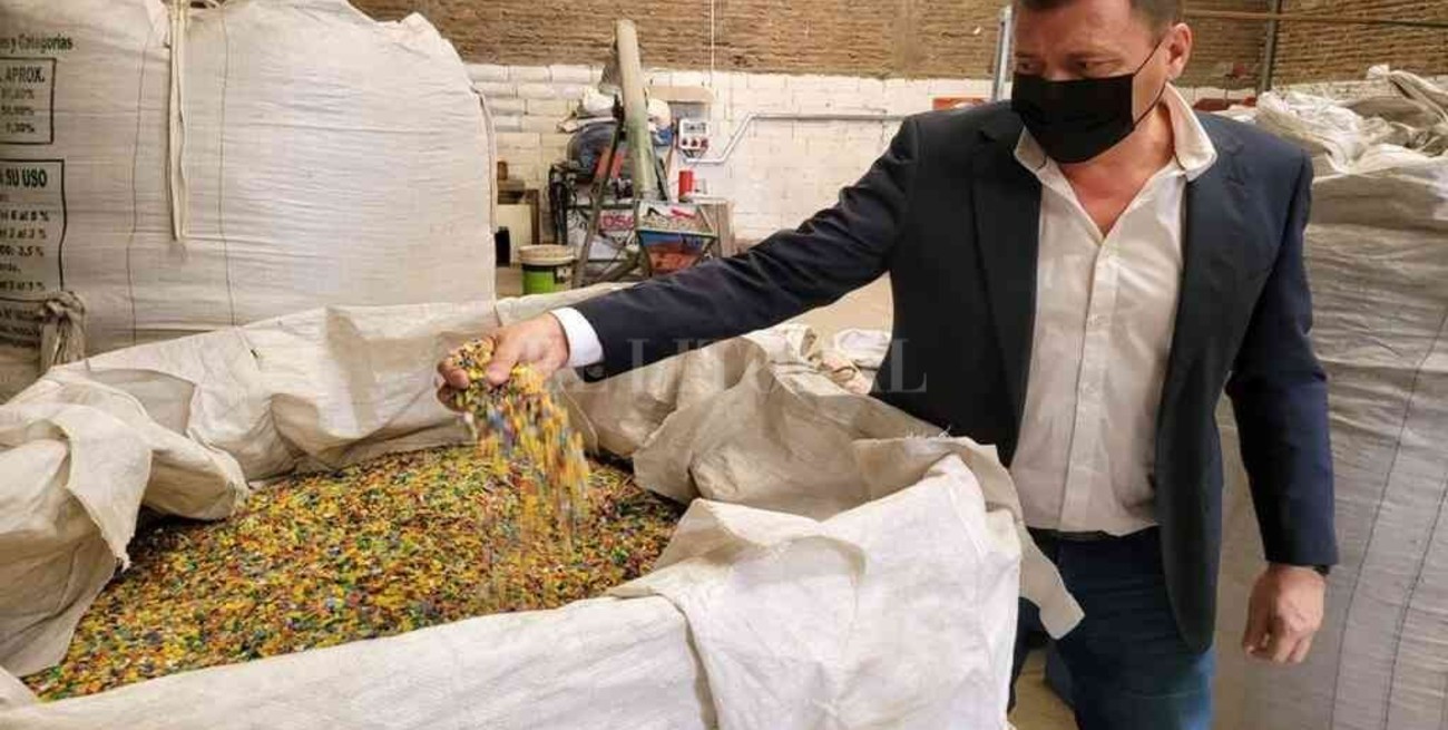 Convertirán en bancos de plaza las tapitas de plástico recolectadas en el Pulmón Verde