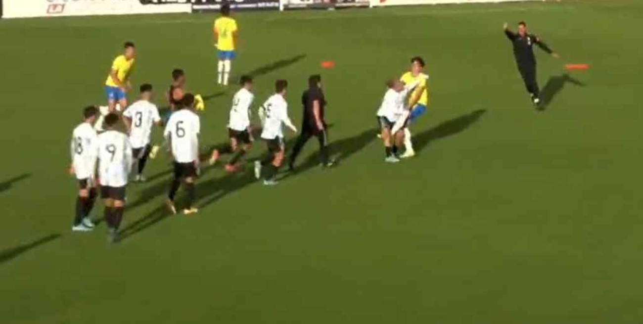 Batalla campal: los seleccionados sub 17 de Argentina y Brasil terminaron a las piñas en Francia