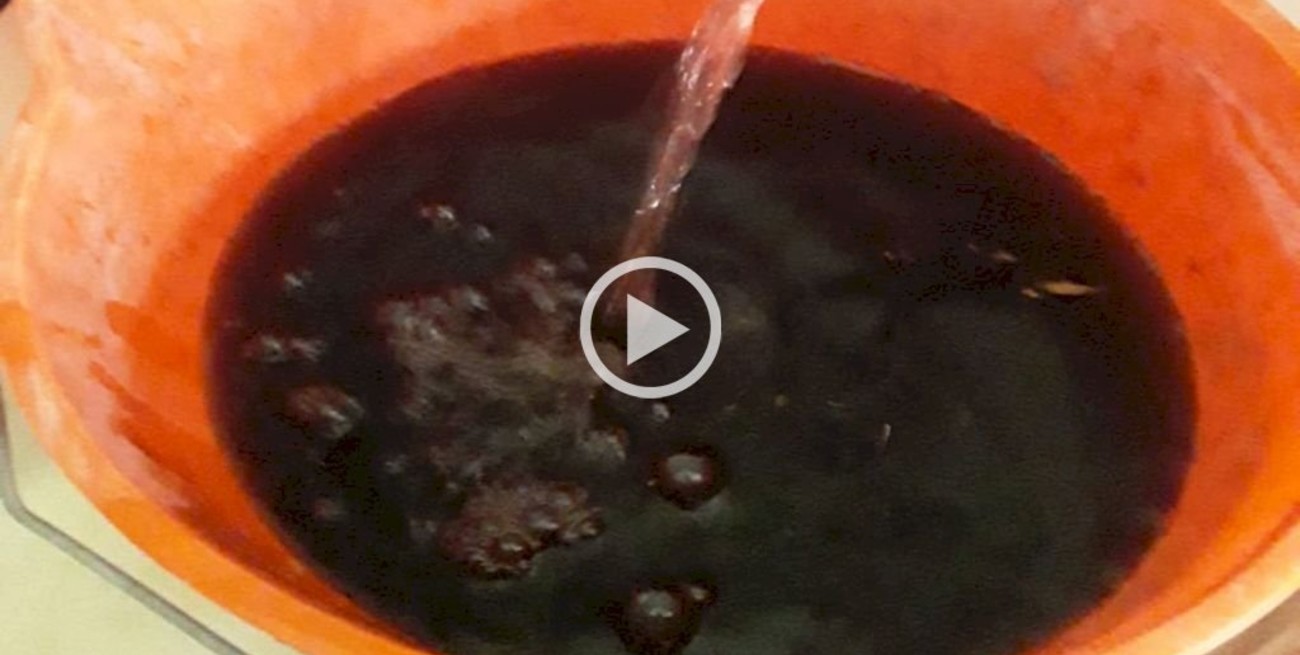 No es café, es el agua oscura que sale de la canilla en El Chaquito 