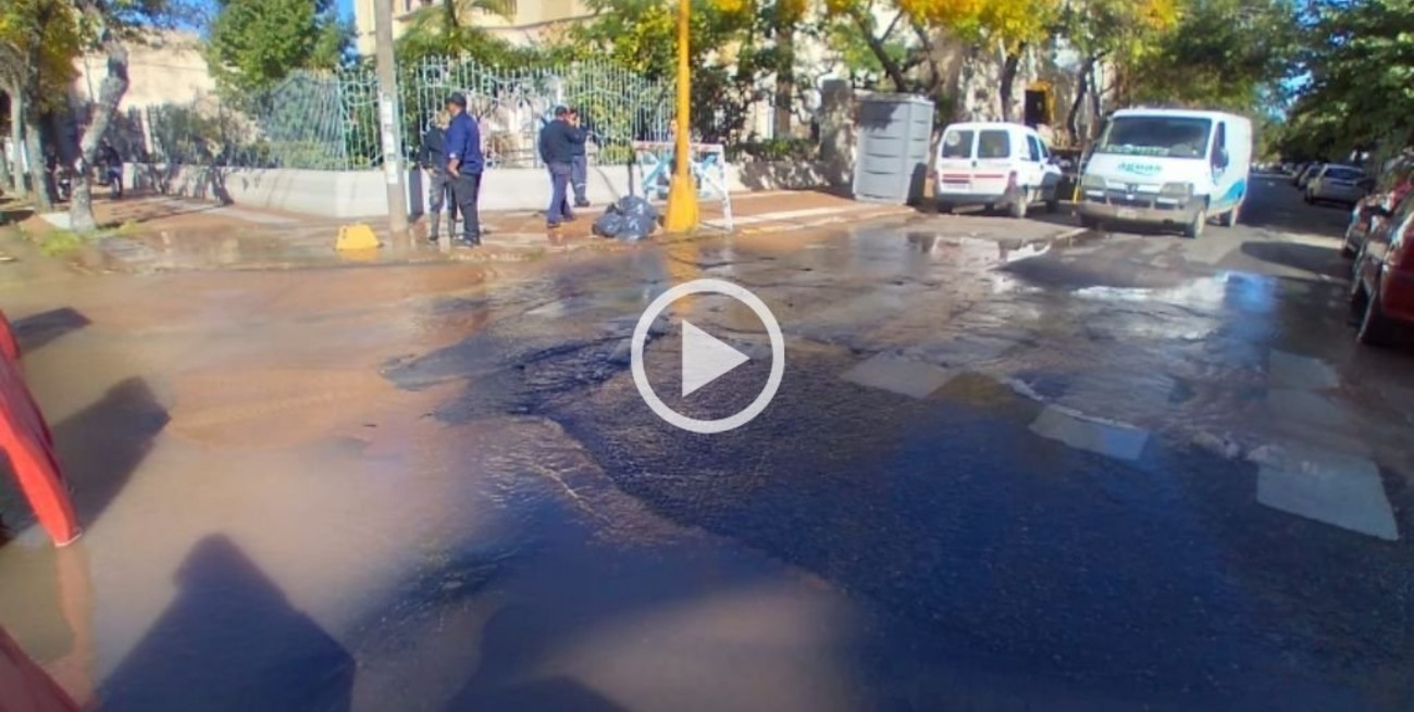 Se inundó una esquina de barrio Candioti tras la rotura de un caño de agua