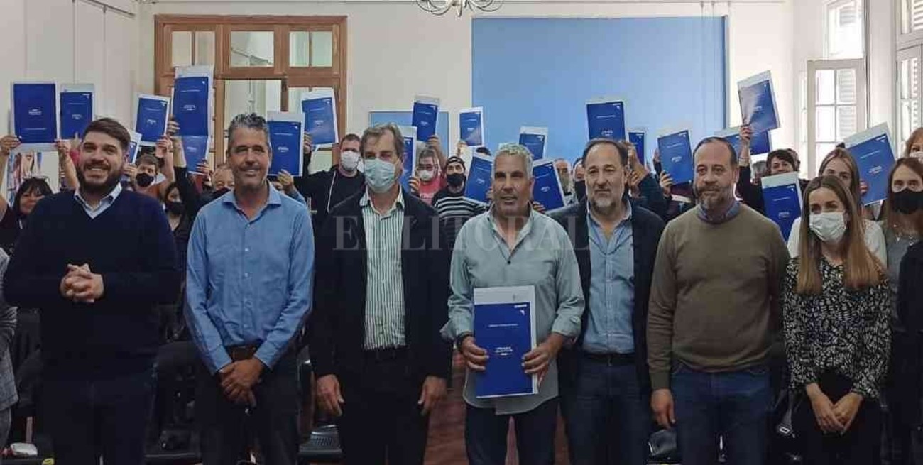 Entregaron actas de regularización dominial a vecinos de Villa Constitución, Frontera y Josefina