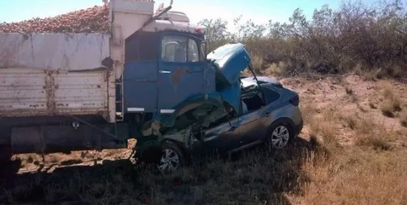 Mendoza: murieron dos turistas tras chocar su automóvil con un camión que transportaba tomates