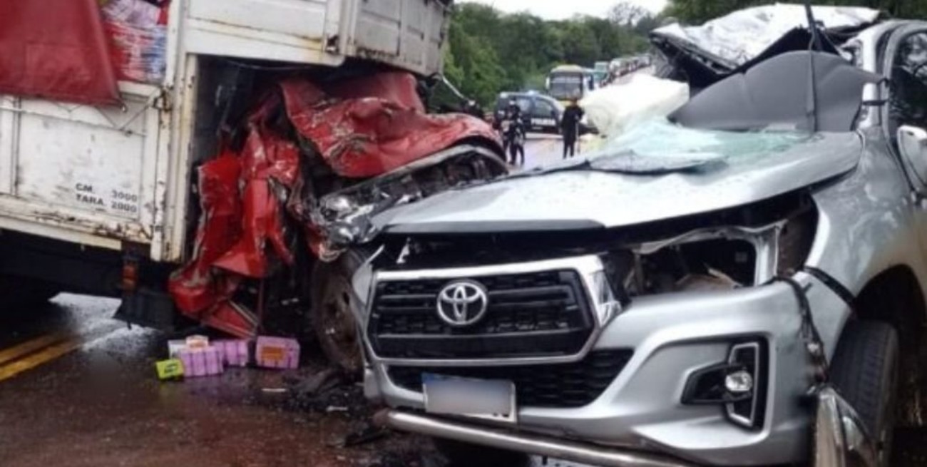 Trágico accidente entre un camión y una camioneta en Ruta 14