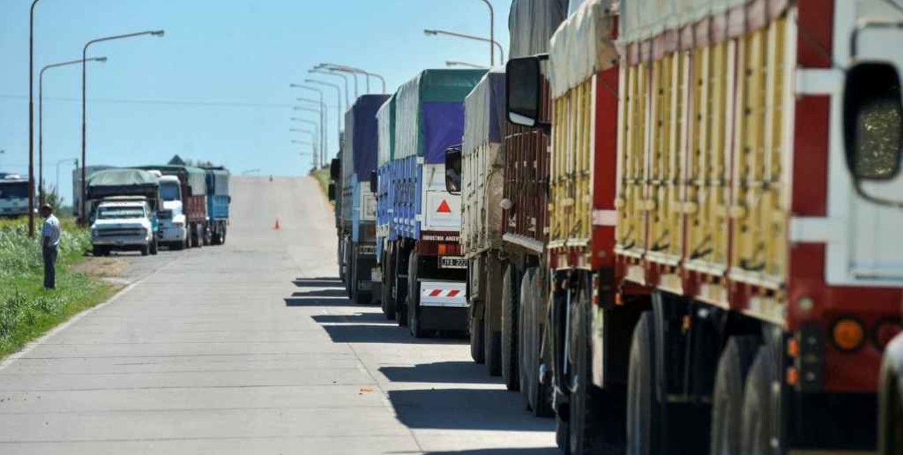 Transportistas de granos acordaron un aumento del 20% en la tarifa de fletes y levantaron el paro 