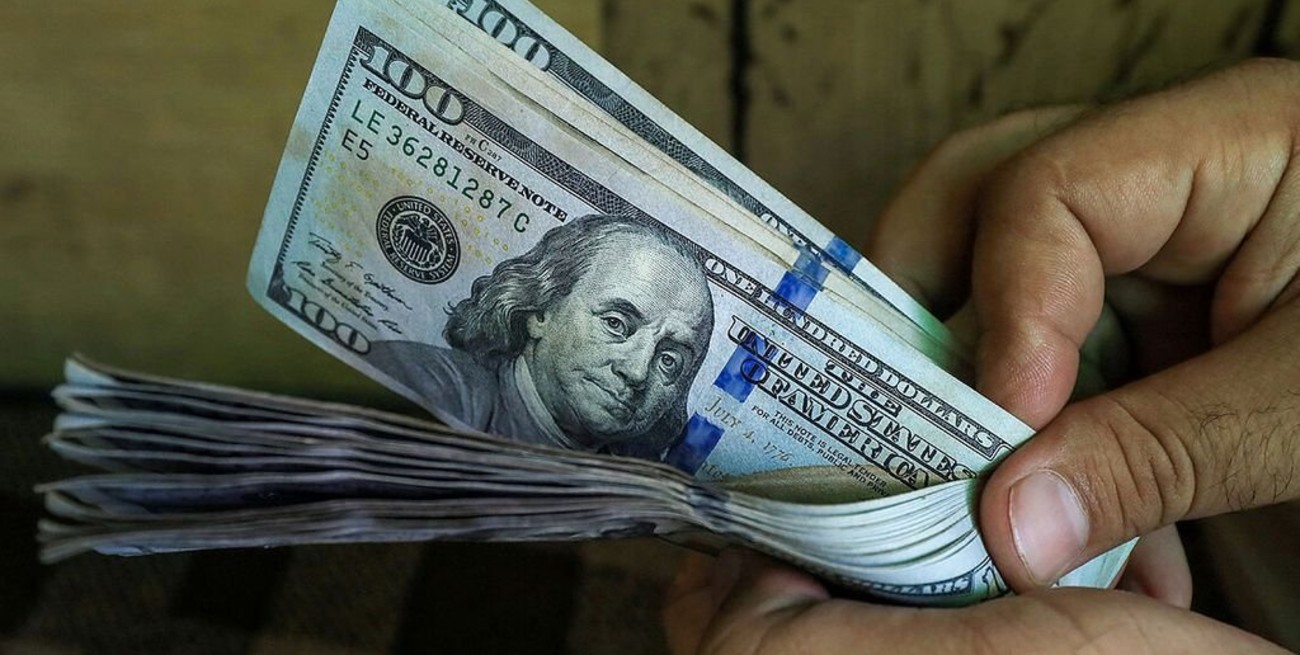 El dólar blue volvió a subir y este martes cotizó a $ 202