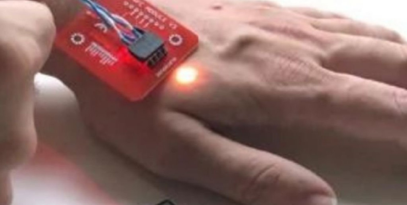El implante de un microchip permitirá pagar con la mano