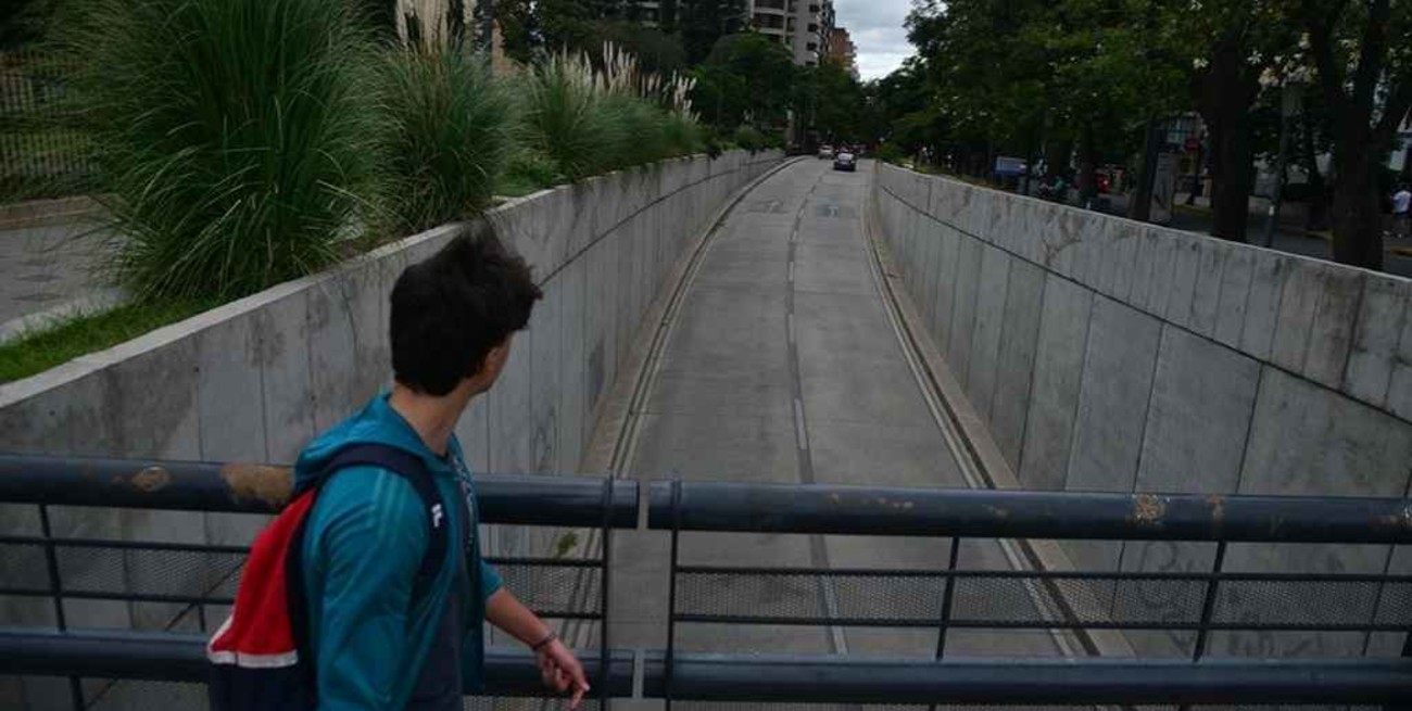 "Los gritos eran desgarradores", afirmó un testigo de la caída desde 7 metros de un joven