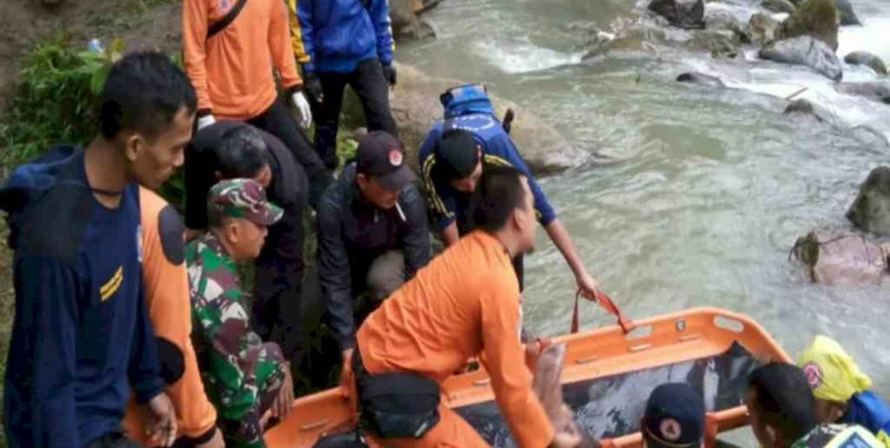 Indonesia: al menos 16 muertos por el choque de un camión contra un acantilado