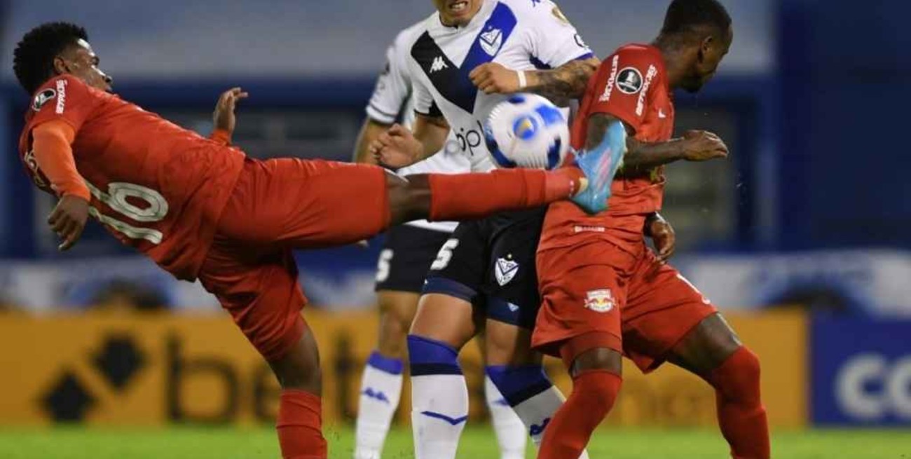 Vélez empató 2 a 2 ante Bragantino y comienza a complicar su clasificación a octavos 