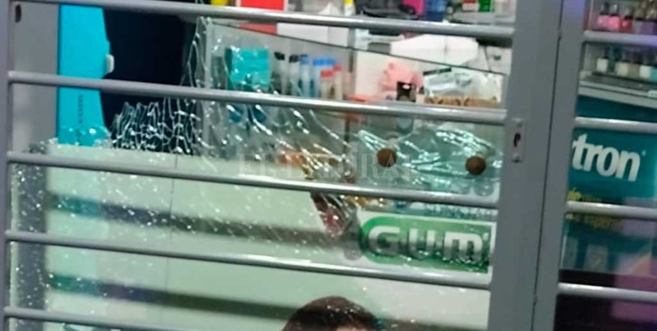 Balearon el frente de una farmacia en pleno Bulevar Pellegrini de Santa Fe