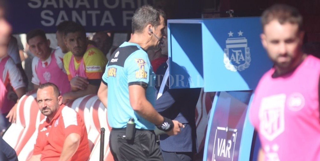 Video: así revisó Rapallini en el VAR el penal de Unión contra Newell's