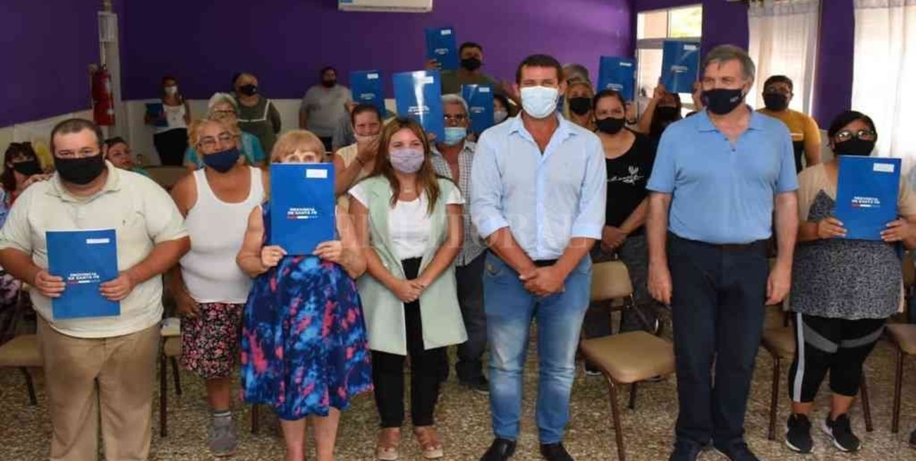 Entregaron escrituras a familias de ocho localidades del norte provincial