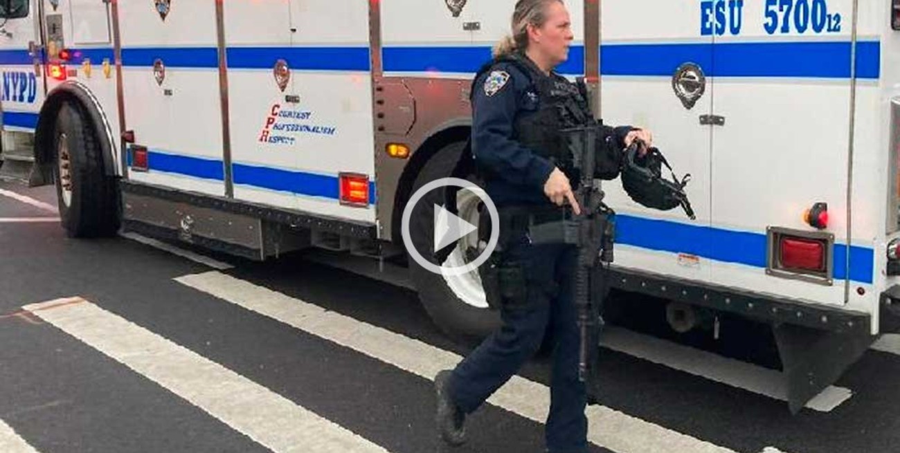 Video: tiros y humo en el subte de New York