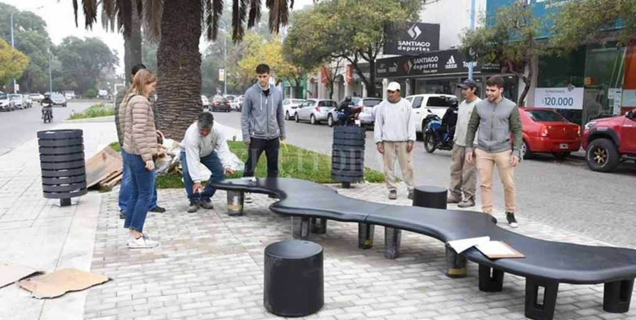 Comenzó la instalación del mobiliario en los canteros de bulevar Santa Fe