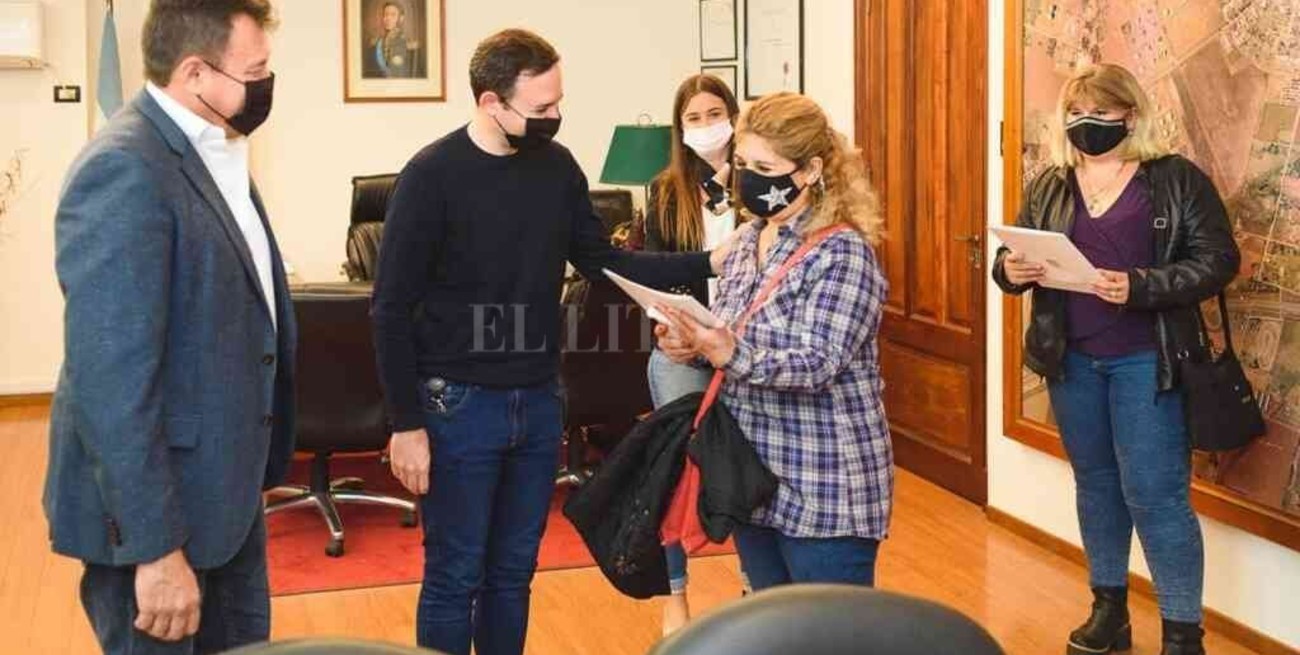 Vecinos de San Lorenzo cumplen el sueño de escriturar sus viviendas