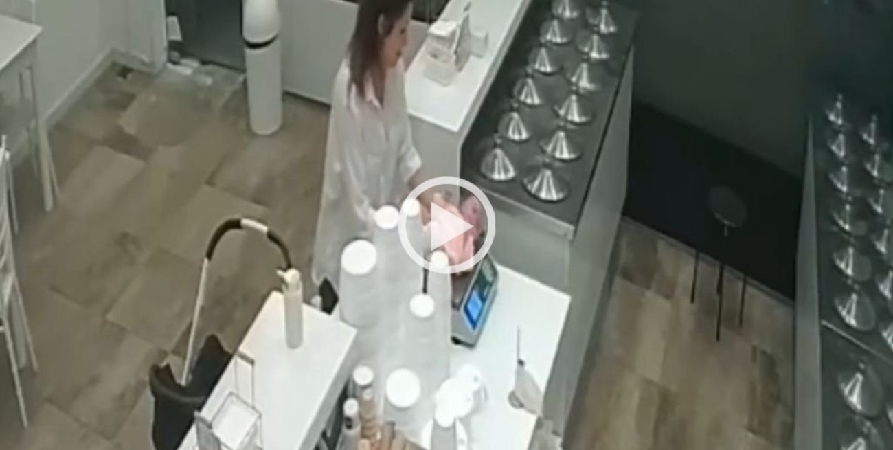 Video: pesó a su bebé en la balanza de la heladería mientras la atendían