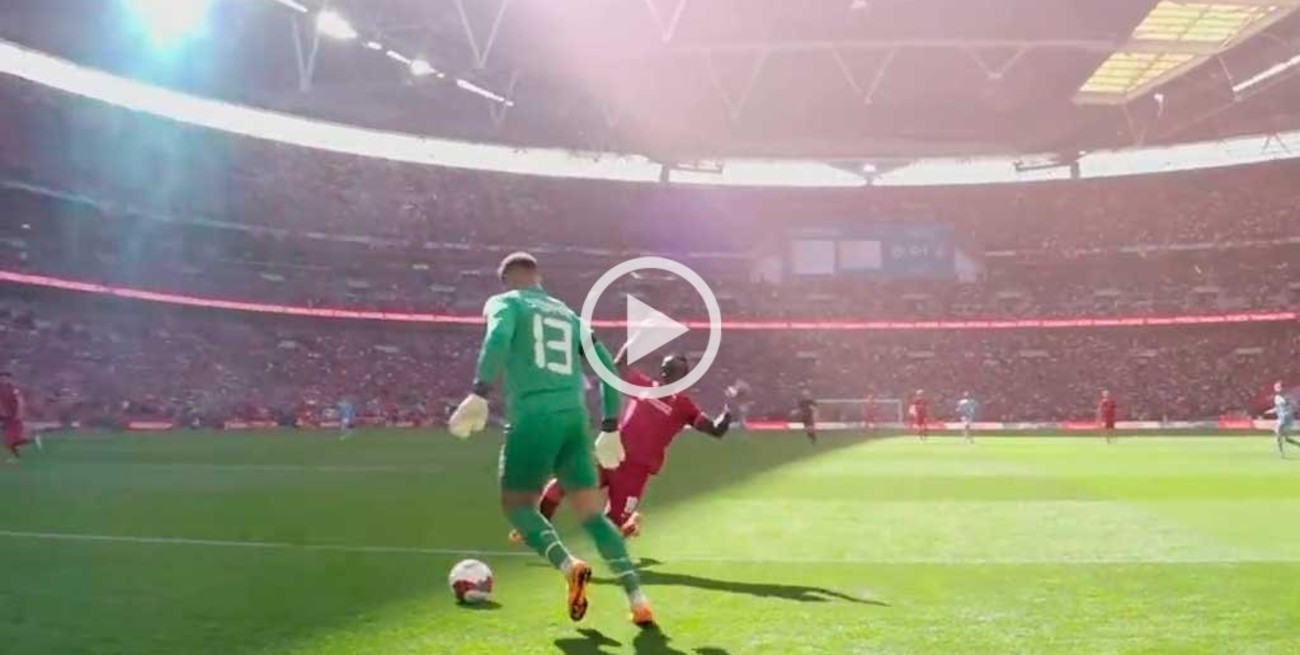 Video: el blooper de Zack Steffen que aprovechó Sadio Mané para poner en ventaja a Liverpool sobre Manchester City